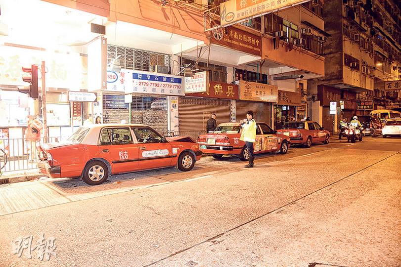平治房車失控撞向停泊路邊一列的士,釀成4車「串燒」,事後駛離現場,留下3輛撞毁之的士。(蔡方山攝)警方在意外現場約200米外尋獲涉車禍後不顧而去的平治房車,其車頭損毁,司機不知所終。(蔡方山攝) 平治房車失控撞向停泊路邊一列的士,釀成4車「串燒」,事後駛離現場,留下3輛撞毁之的士。(蔡方山攝)警方在意外現場約200米外尋獲涉車禍後不顧而去的平治房車,其車頭損毁,司機不知所終。(蔡方山攝)