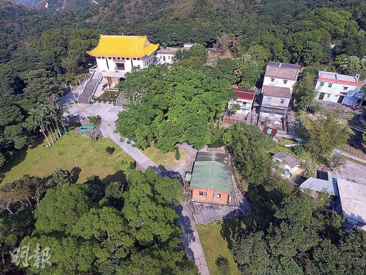 蓮池寺(左上黃頂建築物)非法佔用毗連約1600平方米官地,包括寺外石屎地台及一條石屎路。離島地政處已於現場張貼告示,飭令佔用人於限期前停止佔用官地。(鍾林枝攝)連接蓮池寺的一條霸佔官地築成的石屎路,在中段位置設有一道鐵閘,屬非法設置。鐵閘相連着大幅鐵絲網,圍封大片官地。(鍾林枝攝) 蓮池寺(左上黃頂建築物)非法佔用毗連約1600平方米官地,包括寺外石屎地台及一條石屎路。離島地政處已於現場張貼告示,飭令佔用人於限期前停止佔用官地。(鍾林枝攝)連接蓮池寺的一條霸佔官地築成的石屎路,在中段位置設有一道鐵閘,屬非法設置。鐵閘相連着大幅鐵絲網,圍封大片官地。(鍾林枝攝)