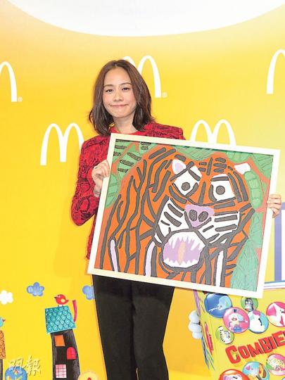 林嘉欣投得「老虎」畫作,用來送給虎年出生的大女。(攝影鎅O者﹕楊安莉) 林嘉欣投得「老虎」畫作,用來送給虎年出生的大女。(攝影鎅O者﹕楊安莉)