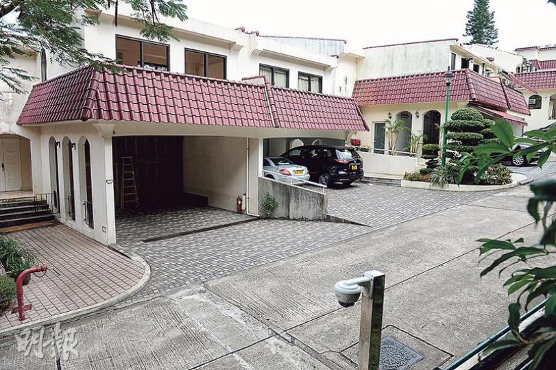 遭3名刀賊闖入行劫的西貢碧濤花園獨立屋（車輛停泊處），屋苑於對開位置裝有閉路電視。（賴俊傑攝）