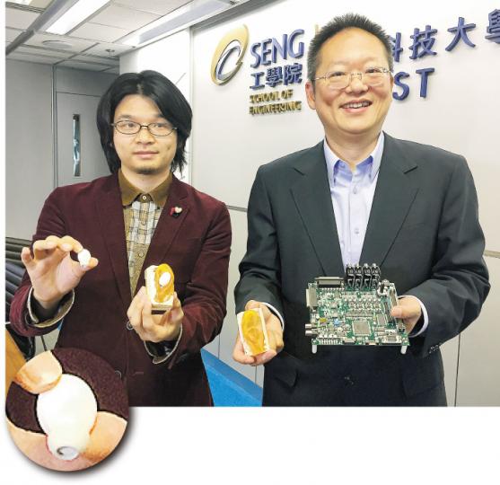 科大內地生張健鋼（左）與工業工程及物流管理學系教授蘇孝宇（右）花年半合力研發「智慧型助聽器」及「智能音頻分離系統」，用者只要戴上助聽器（圓圖），在電話中選取頻道，即可選擇哪種聲音較大聲，減少噪音干擾人聲的問題。（張嘉雯攝）