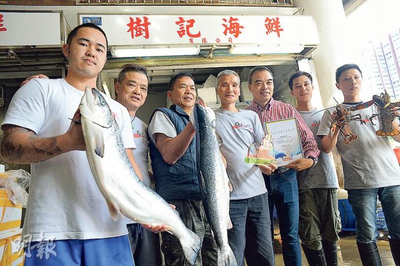 「樹記海鮮」打破行內工作年中無休的慣例，每周會安排員工休息一天，老闆陳嘉威（右三）認為福利措施有助加強員工歸屬感，相關措施令樹記在「家庭友善僱主獎勵計劃」中獲獎。（鍾林枝攝）