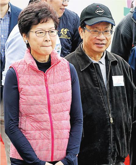 政務司長林鄭月娥（左）昨於觀塘出席工聯會「漫步職安路2016」慈善步行籌款活動，離開時未有回應提問，包括上京會否與中央領導人談參選。圖右為工聯會榮譽會長鄭耀棠。（曾憲宗攝）葉劉淑儀（前）昨表示，最重視教育政策，她批評10多年來，教育偏向功利及產業化，只重視職業導向科目，忽略文學及藝術，導致人文藝術學系萎縮。（馮凱鍵攝）