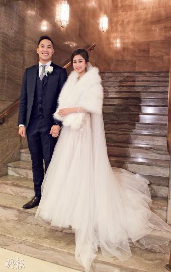 強強娶得「香香公主」,一對幸福的新郎、新娘在婚禮後接受親友的祝福。(攝影:伍皚婷)香香主動仰頭送吻,強強一吻再吻,sweet爆!(攝影:伍皚婷)強強是怕醜仔,記者要求他跟香香惜惜,初時只肯鼻碰鼻曬甜蜜。(攝影:伍皚婷)「香香公主」岑麗香結婚了!在溫哥華嫁強強做「強嫂」。(攝影:伍皚婷)香香大讚強強是100分好老公,他為了太太將搬到香港生活,實在難得。(攝影:伍皚婷)惜完嘴仔再輕吻額頭,好甜蜜。(攝影:伍皚婷)香香跟姊妹團合照,才看清楚她的長袖透視婚紗好性感,淺露事業線。(攝影:伍皚婷) 強強娶得「香香公主」,一對幸福的新郎、新娘在婚禮後接受親友的祝福。(攝影:伍皚婷)香香主動仰頭送吻,強強一吻再吻,sweet爆!(攝影:伍皚婷)強強是怕醜仔,記者要求他跟香香惜惜,初時只肯鼻碰鼻曬甜蜜。(攝影:伍皚婷)「香香公主」岑麗香結婚了!在溫哥華嫁強強做「強嫂」。(攝影:伍皚婷)香香大讚強強是100分好老公,他為了太太將搬到香港生活,實在難得。(攝影:伍皚婷)惜完嘴仔再輕吻額頭,好甜蜜。(攝影:伍皚婷)香香跟姊妹團合照,才看清楚她的長袖透視婚紗好性感,淺露事業線。(攝影:伍皚婷)
