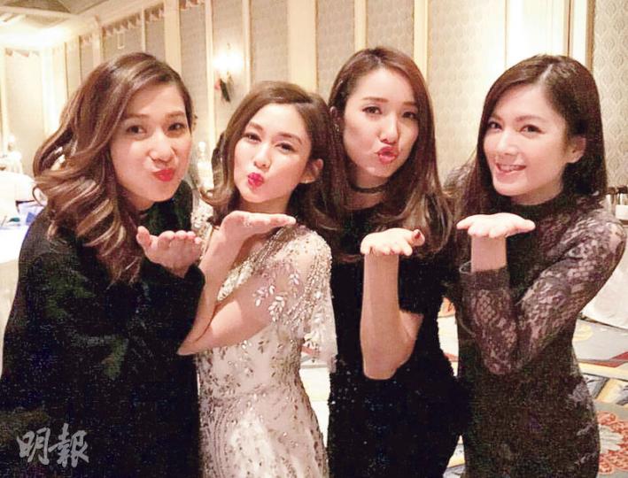 香香在婚宴穿著價值5萬元的Jenny Packham 2017春夏系列的白色刺繡長裙,跟好姊妹鍾嘉欣、李亞男及苟芸慧大派飛吻。(攝影:伍皚婷)欣宜專程到溫哥華為向香香送祝福,接得新娘子的花球。(攝影:伍皚婷)被稱為TVB「處女黨」的鍾嘉欣(左起)、李亞男及苟芸慧專程到溫哥華為香香送嫁。(攝影:伍皚婷) 香香在婚宴穿著價值5萬元的Jenny Packham 2017春夏系列的白色刺繡長裙,跟好姊妹鍾嘉欣、李亞男及苟芸慧大派飛吻。(攝影:伍皚婷)欣宜專程到溫哥華為向香香送祝福,接得新娘子的花球。(攝影:伍皚婷)被稱為TVB「處女黨」的鍾嘉欣(左起)、李亞男及苟芸慧專程到溫哥華為香香送嫁。(攝影:伍皚婷)