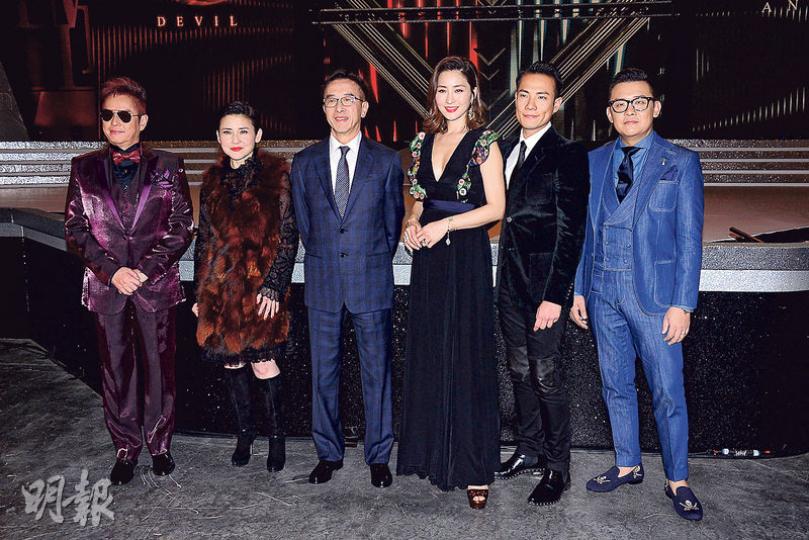 阿倫(左起)、劉美君、田北俊、周汶錡、丁子高及雷頌德擔任評判。(攝影:梁迺楠)羅伊婷成為「The Queen of D.n.A.」,更自己走到台前戴起后冠。(攝影:梁迺楠)魔鬼組由20余逸思贏出。(攝影:梁迺楠) 阿倫(左起)、劉美君、田北俊、周汶錡、丁子高及雷頌德擔任評判。(攝影:梁迺楠)羅伊婷成為「The Queen of D.n.A.」,更自己走到台前戴起后冠。(攝影:梁迺楠)魔鬼組由20余逸思贏出。(攝影:梁迺楠)