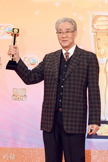 周驄領「萬千光輝演藝人大獎」時說感動又慚愧。(攝影:娛樂組)曾江孖修哥頒獎給周驄時暗窒曾掌摑他的謝賢。(攝影:娛樂組) 周驄領「萬千光輝演藝人大獎」時說感動又慚愧。(攝影:娛樂組)曾江孖修哥頒獎給周驄時暗窒曾掌摑他的謝賢。(攝影:娛樂組)