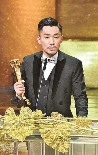 張頴康奪男飛躍獎對台下老婆高呼﹕「我愛你!」(攝影:娛樂組) 張頴康奪男飛躍獎對台下老婆高呼﹕「我愛你!」(攝影:娛樂組)