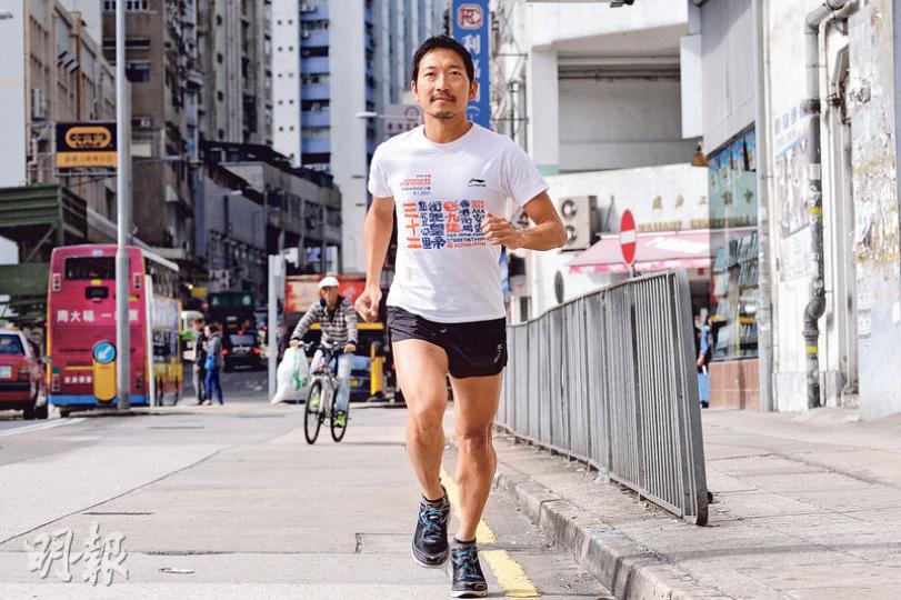 Andes表示，他偶爾會直接從家裏跑步回公司上班，大概需1小時左右；如果工作不算太繁忙，他亦會與公司同事結伴到樓下跑步，十分健康。（馮凱鍵攝）