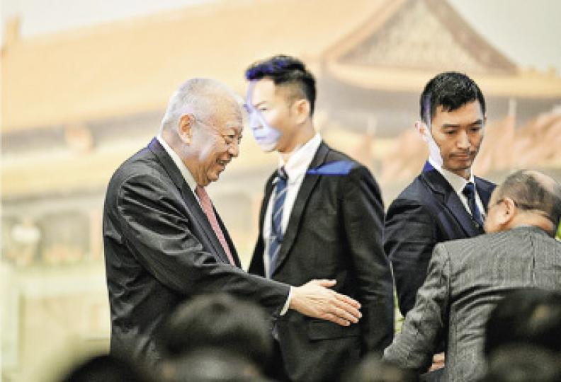前特首董建華(左)昨日出席團結基金活動時,對於未來特首人選問題一概不答。(蘇智鑫攝) 前特首董建華(左)昨日出席團結基金活動時,對於未來特首人選問題一概不答。(蘇智鑫攝)
