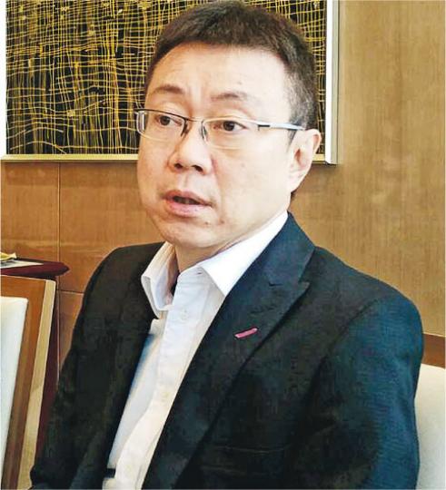 高銀金融副總裁丁文忠(圖)表示,集團將研究競投中港地皮,對住宅、酒店或寫字樓項目均有興趣。(劉詠怡攝) 高銀金融副總裁丁文忠(圖)表示,集團將研究競投中港地皮,對住宅、酒店或寫字樓項目均有興趣。(劉詠怡攝)