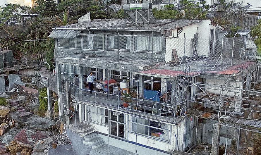山仔路26D由700平方呎寮屋僭建成6000呎大宅,康文署與屋主周旋逾兩年,屋主清拆進度一直未獲滿意,最後康文署收回寮屋。航拍圖片顯示,該大宅原戶主不在屋內,只見康文署派出的保安員。(楊柏賢攝) 山仔路26D由700平方呎寮屋僭建成6000呎大宅,康文署與屋主周旋逾兩年,屋主清拆進度一直未獲滿意,最後康文署收回寮屋。航拍圖片顯示,該大宅原戶主不在屋內,只見康文署派出的保安員。(楊柏賢攝)