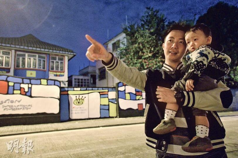 深水埗區議員李梓敬即將為兒子選幼稚園入讀,他所住的九龍塘區有多間國際幼稚園,但他不會選國際幼園。他對於幼稚園報名收費情况不置可否,指各花入各眼,幼稚園可以有不同收費選擇,家長亦可因應情况選不同幼稚園。(馮凱鍵攝)申訴專員劉燕卿批評教育局審批幼園超收入學報名費把關不力,容易令校方巧立名目,借報名費牟利。(蘇智鑫攝) 深水埗區議員李梓敬即將為兒子選幼稚園入讀,他所住的九龍塘區有多間國際幼稚園,但他不會選國際幼園。他對於幼稚園報名收費情况不置可否,指各花入各眼,幼稚園可以有不同收費選擇,家長亦可因應情况選不同幼稚園。(馮凱鍵攝)申訴專員劉燕卿批評教育局審批幼園超收入學報名費把關不力,容易令校方巧立名目,借報名費牟利。(蘇智鑫攝)