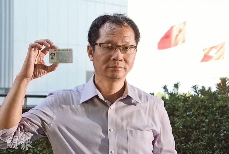 蔡耀昌等待手中回鄉卡,一等便23年,在上周六測試過證件有效過關後,他有意今後到內地一些未去過的地方走走看看。(劉焌陶攝) 蔡耀昌等待手中回鄉卡,一等便23年,在上周六測試過證件有效過關後,他有意今後到內地一些未去過的地方走走看看。(劉焌陶攝)