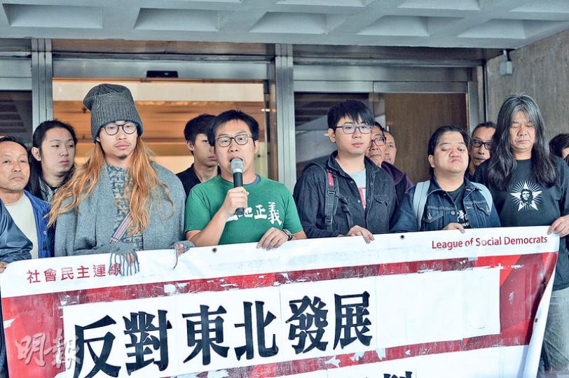 高院昨審理5名反東北前期撥款示威者的非法集結案上訴。上訴人之一社民連外務副主席黃浩銘(綠衣者)於庭外與一眾支持者高叫「土地屬於人民,還我民主規劃」口號,並強調基於三權分立原則,法庭不應該干預立法會事務。(蘇智鑫攝) 高院昨審理5名反東北前期撥款示威者的非法集結案上訴。上訴人之一社民連外務副主席黃浩銘(綠衣者)於庭外與一眾支持者高叫「土地屬於人民,還我民主規劃」口號,並強調基於三權分立原則,法庭不應該干預立法會事務。(蘇智鑫攝)