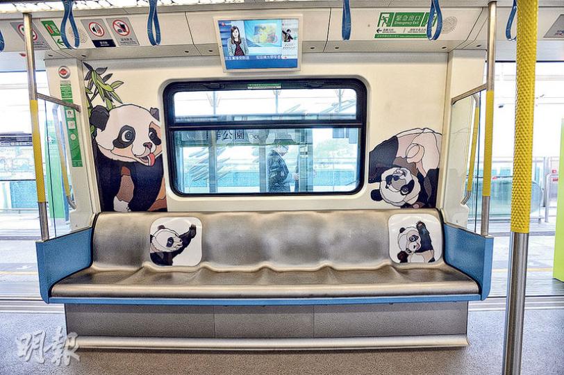南港島線下周三通車,港鐵於部分南港島線列車上貼上與海洋公園有關的動物貼紙,為新線增添特色。(楊柏賢攝) 南港島線下周三通車,港鐵於部分南港島線列車上貼上與海洋公園有關的動物貼紙,為新線增添特色。(楊柏賢攝)