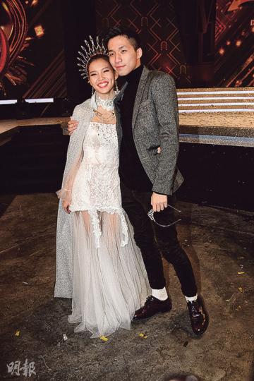 羅伊婷贏出「The Queen of D.n.A」,獲男友恭賀。(攝影﹕梁迺楠)陳意嵐完騷後主動走到阿倫面前耍冧,阿倫亦大方跟她握手及合照。(攝影﹕梁迺楠) 羅伊婷贏出「The Queen of D.n.A」,獲男友恭賀。(攝影﹕梁迺楠)陳意嵐完騷後主動走到阿倫面前耍冧,阿倫亦大方跟她握手及合照。(攝影﹕梁迺楠)