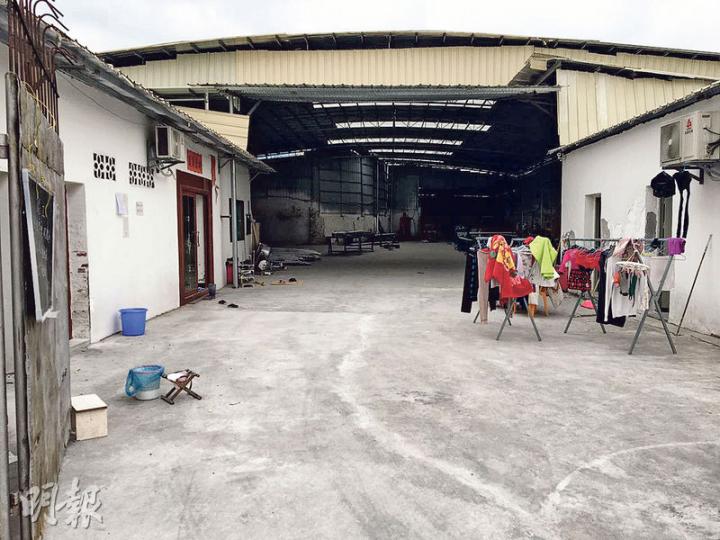 佛山不少工廠為避環保檢查,提前讓工人回鄉過年,廠房裏變得空空蕩蕩。(明報記者攝)佛山南海的潘村工業區內興建了大型樓盤,每平方米售價超過一萬元人民幣。(明報記者攝) 佛山不少工廠為避環保檢查,提前讓工人回鄉過年,廠房裏變得空空蕩蕩。(明報記者攝)佛山南海的潘村工業區內興建了大型樓盤,每平方米售價超過一萬元人民幣。(明報記者攝)