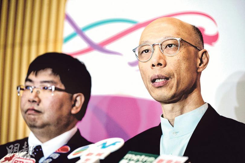 環境局長黃錦星(右)表示,鑑於獵殺大象和走私象牙的最新趨勢和國際要求禁止象牙貿易的呼聲,有必要向國際傳遞明確信息,即香港決心遏止非法象牙貿易。左為漁護署長梁肇輝。(蘇智鑫攝) 環境局長黃錦星(右)表示,鑑於獵殺大象和走私象牙的最新趨勢和國際要求禁止象牙貿易的呼聲,有必要向國際傳遞明確信息,即香港決心遏止非法象牙貿易。左為漁護署長梁肇輝。(蘇智鑫攝)