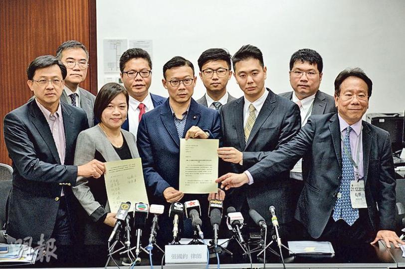 立法會議員何君堯(前排左起)、梁美芬、張國鈞、周浩鼎以及其他建制派法律界人士,昨聯署去信律政司長袁國強,要求嚴肅跟進戴耀廷涉嫌操縱選委的言論。(蘇智鑫攝) 立法會議員何君堯(前排左起)、梁美芬、張國鈞、周浩鼎以及其他建制派法律界人士,昨聯署去信律政司長袁國強,要求嚴肅跟進戴耀廷涉嫌操縱選委的言論。(蘇智鑫攝)