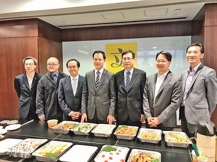 專業議政7名立法會議員包括李國麟(左起)、邵家臻、梁繼昌、郭榮鏗、葉建源、莫乃光及姚松炎,昨與傳媒茶敘,談及民主派選委提名策略。(渠贇攝) 專業議政7名立法會議員包括李國麟(左起)、邵家臻、梁繼昌、郭榮鏗、葉建源、莫乃光及姚松炎,昨與傳媒茶敘,談及民主派選委提名策略。(渠贇攝)
