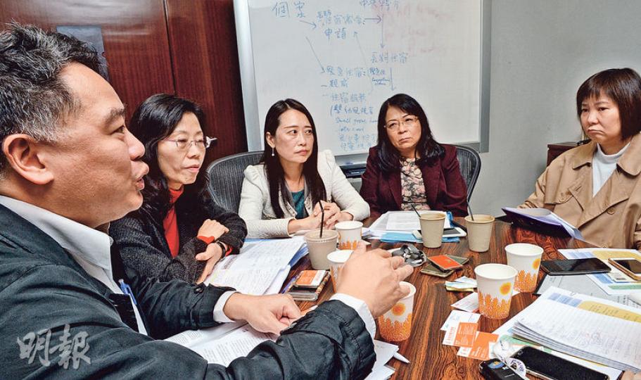 香港保護兒童會服務總監麥鏡英(左一)及總幹事蘇淑賢(左二),早前與香港兒童權利委員會執行幹事黃惠玉(右一)及防止虐待兒童會助理總幹事侯月琼(右二)等商討兒童滯留醫院問題。(劉焌陶攝) 香港保護兒童會服務總監麥鏡英(左一)及總幹事蘇淑賢(左二),早前與香港兒童權利委員會執行幹事黃惠玉(右一)及防止虐待兒童會助理總幹事侯月琼(右二)等商討兒童滯留醫院問題。(劉焌陶攝)