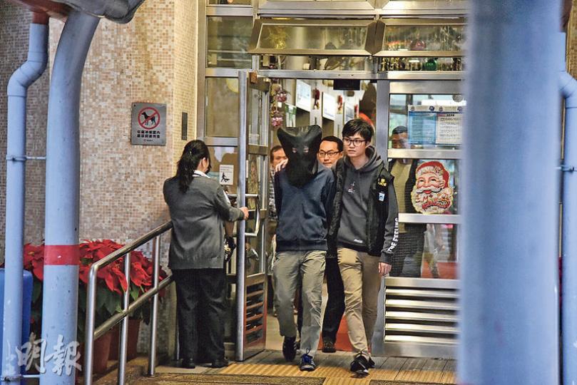 涉嫌於藍田港鐵站行人通道先後3次向女學生露下體的男子(黑布蒙頭者),昨押返寓所蒐證,再被押返警署扣查。(林智傑攝) 涉嫌於藍田港鐵站行人通道先後3次向女學生露下體的男子(黑布蒙頭者),昨押返寓所蒐證,再被押返警署扣查。(林智傑攝)