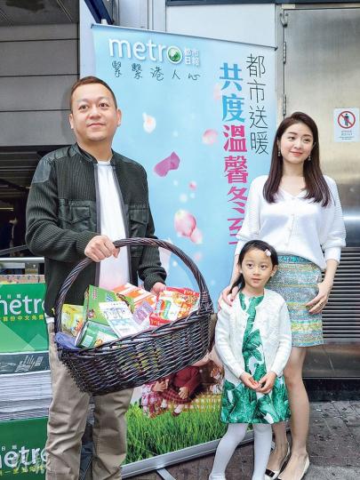 黃浩與太太徐淑敏及二女黃心柔昨日於冬至送暖大派贈品。(攝影鎅O者:林蘊兒) 黃浩與太太徐淑敏及二女黃心柔昨日於冬至送暖大派贈品。(攝影鎅O者:林蘊兒)