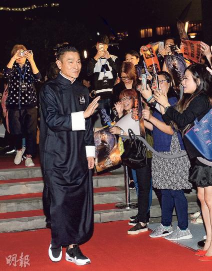 華仔以唐裝Look型爆現身,粉絲立即尖叫聲四起。(攝影:黃梓烜)華仔(左)與張藝謀(右)在孔明燈寫上「長城電影大賣」「大家新年快樂」,希望新片票房有好成績。(攝影:黃梓烜) 華仔以唐裝Look型爆現身,粉絲立即尖叫聲四起。(攝影:黃梓烜)華仔(左)與張藝謀(右)在孔明燈寫上「長城電影大賣」「大家新年快樂」,希望新片票房有好成績。(攝影:黃梓烜)