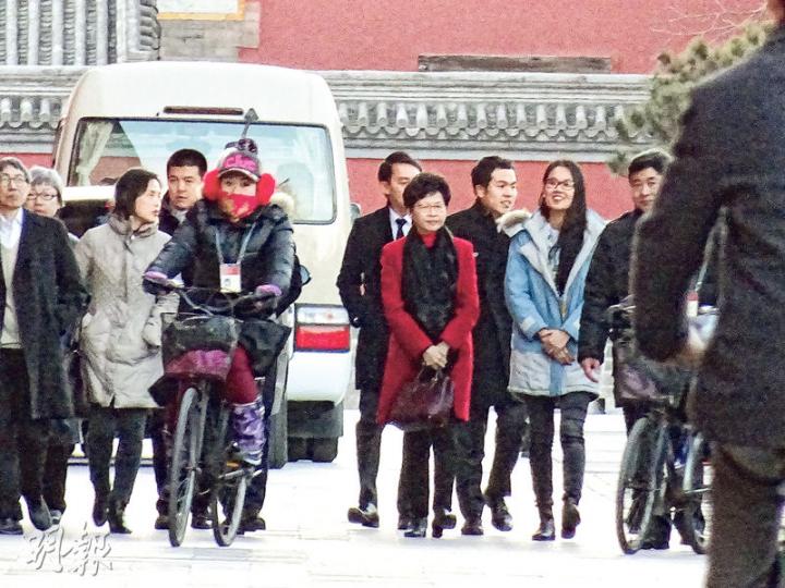 政務司長林鄭月娥(右四)今日將於北京故宮出席文化合作項目簽署儀式,並主持發布會,她昨下午由民政事務局常任秘書長馮程淑儀(左三)等人陪同參觀故宮。(梁智康攝) 政務司長林鄭月娥(右四)今日將於北京故宮出席文化合作項目簽署儀式,並主持發布會,她昨下午由民政事務局常任秘書長馮程淑儀(左三)等人陪同參觀故宮。(梁智康攝)