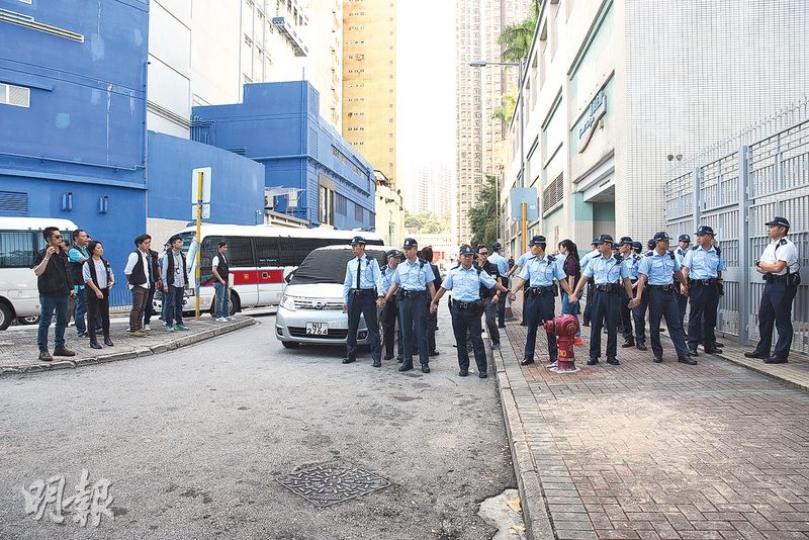 大批軍裝警察昨將詹詠嵐男友押至青衣碼頭附近重組案情,其間警員築成人鏈。(鍾炳然攝)探員將疑犯押到青衣海旁(圖),並全程攝錄,警方水鬼隊亦落水搜尋證物。(陳展希攝) 大批軍裝警察昨將詹詠嵐男友押至青衣碼頭附近重組案情,其間警員築成人鏈。(鍾炳然攝)探員將疑犯押到青衣海旁(圖),並全程攝錄,警方水鬼隊亦落水搜尋證物。(陳展希攝)
