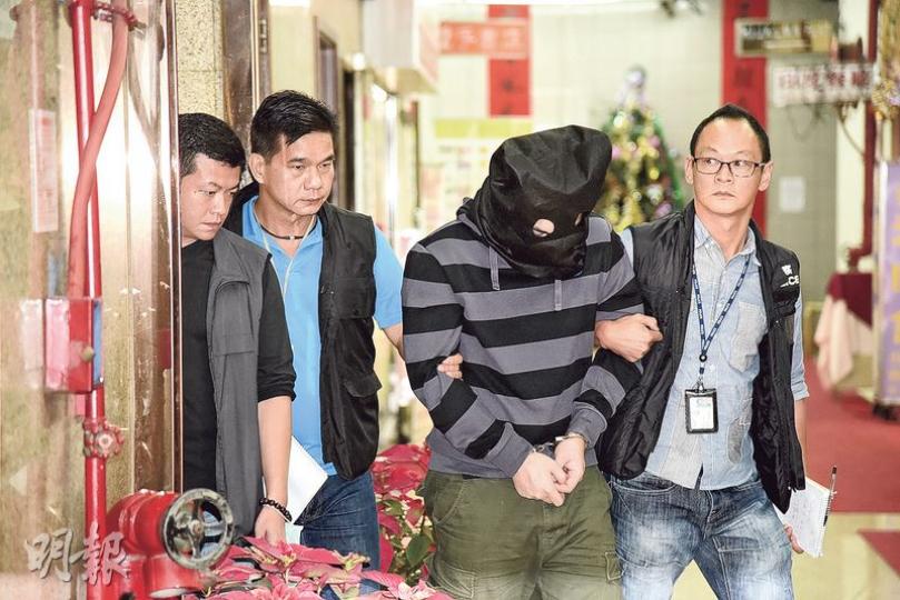 警方將涉及非禮及禁錮案的疑犯,押到北角五洲大廈調查。(林智傑攝)警方在北角五洲大廈一賓館內,搜出一些涉案證物。(林智傑攝) 警方將涉及非禮及禁錮案的疑犯,押到北角五洲大廈調查。(林智傑攝)警方在北角五洲大廈一賓館內,搜出一些涉案證物。(林智傑攝)