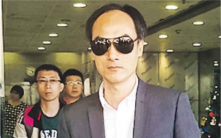 早前已承認3項刑事恐嚇罪被判感化的黃初四(前),聲稱被律師誤導才認罪,昨要求推翻答辯,其間一度被裁判官斥責「你係咪再打斷我講嘢?你唔好以為我會一路容忍你」,終被裁判官拒絕申請。(鄧力行攝) 早前已承認3項刑事恐嚇罪被判感化的黃初四(前),聲稱被律師誤導才認罪,昨要求推翻答辯,其間一度被裁判官斥責「你係咪再打斷我講嘢?你唔好以為我會一路容忍你」,終被裁判官拒絕申請。(鄧力行攝)