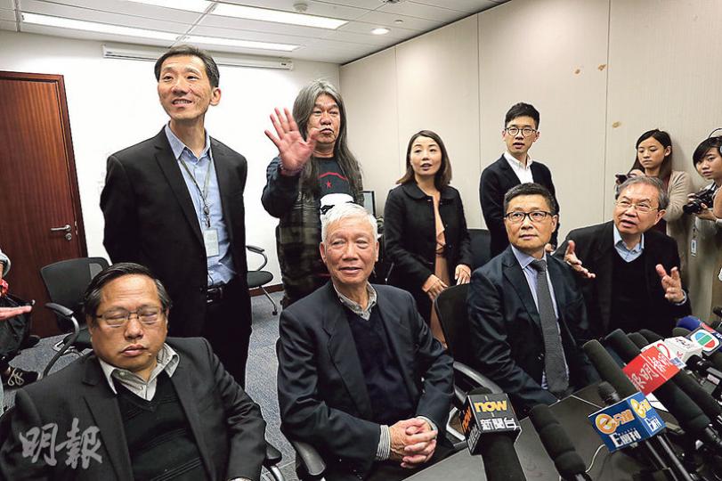 朱耀明(前排左二起)、陳健民同鄭宇碩成立「守護公義基金」,為4個立法會議員姚松炎(後排左起)、梁國雄、劉小麗同羅冠聰籌募經費,應對政府司法覆核4人嘅議員資格官司。4個議員當中有兩個係大學教員同埋一個大學生,基金已得到教協支持,開設捐款戶口。(李紹昌攝) 朱耀明(前排左二起)、陳健民同鄭宇碩成立「守護公義基金」,為4個立法會議員姚松炎(後排左起)、梁國雄、劉小麗同羅冠聰籌募經費,應對政府司法覆核4人嘅議員資格官司。4個議員當中有兩個係大學教員同埋一個大學生,基金已得到教協支持,開設捐款戶口。(李紹昌攝)