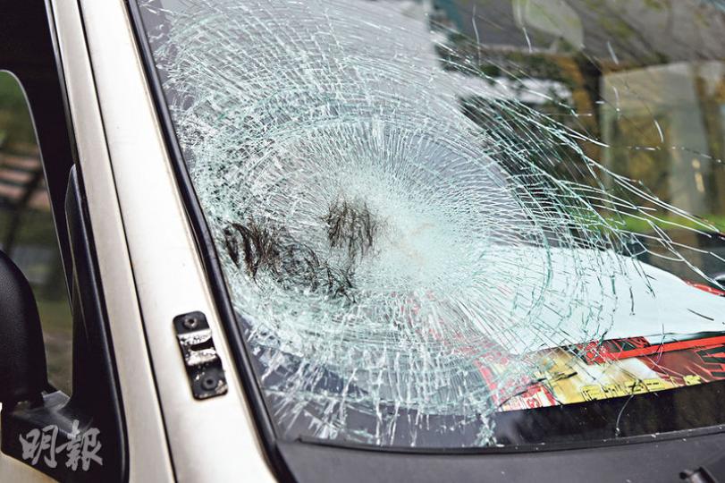 肇事輕型客貨車右邊車頭擋風玻璃破裂,上面夾着一束相信屬於江婦的頭髮。(蔡方山攝)警方在意外現場調查,被撞死的江婦於案發時跨過路中央石壆,壆上有圍欄,圍欄亦見有缺口及彎曲。(蔡方山攝) 肇事輕型客貨車右邊車頭擋風玻璃破裂,上面夾着一束相信屬於江婦的頭髮。(蔡方山攝)警方在意外現場調查,被撞死的江婦於案發時跨過路中央石壆,壆上有圍欄,圍欄亦見有缺口及彎曲。(蔡方山攝)