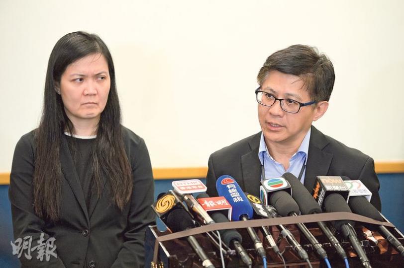 伊院副行政總監何曉輝(右)承認兩個月內有兩宗產婦產後死亡個案「不尋常」,旁為九龍中醫院聯網服務總監陳碧姬。(鍾林枝攝) 伊院副行政總監何曉輝(右)承認兩個月內有兩宗產婦產後死亡個案「不尋常」,旁為九龍中醫院聯網服務總監陳碧姬。(鍾林枝攝)