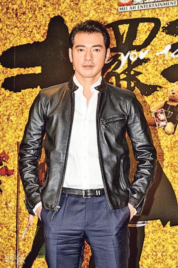 金城武自爆拍《赤壁》時要黐鬍子,但偉仔刻意跟他講笑話,令他大笑下鬍子移位,要黐完又黐。(攝影﹕黃梓烜) 金城武自爆拍《赤壁》時要黐鬍子,但偉仔刻意跟他講笑話,令他大笑下鬍子移位,要黐完又黐。(攝影﹕黃梓烜)