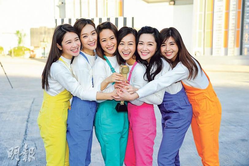 麥美恩(左起)、李佳芯、梁嘉琪、黃心穎、湯洛雯及張秀文聚首,錄影本輯最後一集《學是學非》。(攝影鎅O者:陳釗) 麥美恩(左起)、李佳芯、梁嘉琪、黃心穎、湯洛雯及張秀文聚首,錄影本輯最後一集《學是學非》。(攝影鎅O者:陳釗)