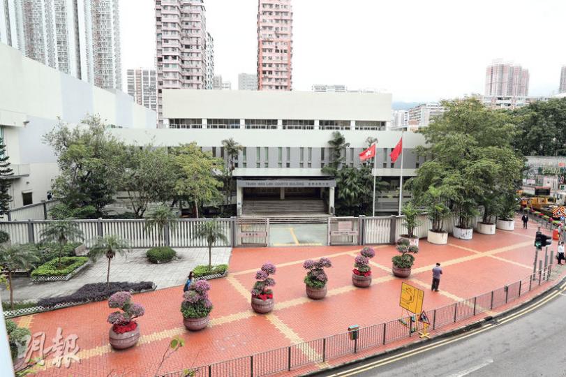 荃灣法院昨日審結最後一宗刑事案後,正式結束其45年使命,下周三搬往西九龍法院大樓。(李紹昌攝)荃灣法院一些基本法院設施亦不敷應用,例如只得一個會見室。大律師陸偉雄憶述,該會見室經常鎖上,如要與當事人商討案件,只可躲在後樓梯一角或走入洗手間,避免接觸訴訟另一方。(李紹昌攝) 荃灣法院昨日審結最後一宗刑事案後,正式結束其45年使命,下周三搬往西九龍法院大樓。(李紹昌攝)荃灣法院一些基本法院設施亦不敷應用,例如只得一個會見室。大律師陸偉雄憶述,該會見室經常鎖上,如要與當事人商討案件,只可躲在後樓梯一角或走入洗手間,避免接觸訴訟另一方。(李紹昌攝)