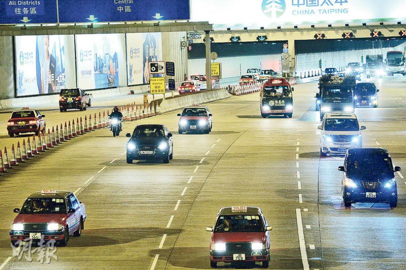 西隧元旦加價,私家車收費由60元加至65元。有交諮會成員認為隧道公司應增加非繁忙時間流量以增加收入,而非不斷加價。圖為昨日傍晚的西隧九龍出入口,車流不算繁忙。(楊柏賢攝) 西隧元旦加價,私家車收費由60元加至65元。有交諮會成員認為隧道公司應增加非繁忙時間流量以增加收入,而非不斷加價。圖為昨日傍晚的西隧九龍出入口,車流不算繁忙。(楊柏賢攝)