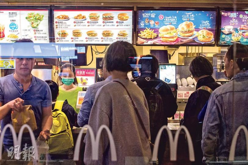 麥當勞今年兩度加價,13款食品今日起加價5角至1元,其中3款超值套餐變「廿四蚊餐」,4年間加價兩成。(馮凱鍵攝) 麥當勞今年兩度加價,13款食品今日起加價5角至1元,其中3款超值套餐變「廿四蚊餐」,4年間加價兩成。(馮凱鍵攝)