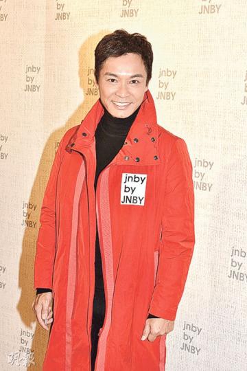 郭晉安指囡囡平安夜首次公開表演跳K-Pop舞蹈,自己要開工只能拍片打氣。(攝影﹕孫華中) 郭晉安指囡囡平安夜首次公開表演跳K-Pop舞蹈,自己要開工只能拍片打氣。(攝影﹕孫華中)