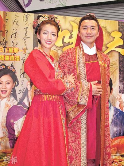 一身古裝打扮洪永城熊抱蔡思貝轉圈,為新劇谷宣傳。(攝影鎅O者﹕柯美) 一身古裝打扮洪永城熊抱蔡思貝轉圈,為新劇谷宣傳。(攝影鎅O者﹕柯美)