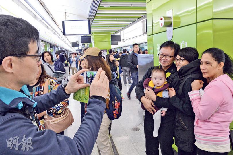 南港島線將於周三通車,港鐵昨開放新車站予市民參觀,海怡半島站有不少市民一家大細到場參觀,更拍照留念。有市民反映該站月台較淺窄,擔心難以應付繁忙時段人流。(劉焌陶攝)南港島線金鐘站月台的升降機貼出顯眼的「優先使用」標示,傷殘、孕婦、長者及攜帶大型行李者優先使用。兩部升降機旁設欄杆供分流,有意使用「優先 南港島線將於周三通車,港鐵昨開放新車站予市民參觀,海怡半島站有不少市民一家大細到場參觀,更拍照留念。有市民反映該站月台較淺窄,擔心難以應付繁忙時段人流。(劉焌陶攝)南港島線金鐘站月台的升降機貼出顯眼的「優先使用」標示,傷殘、孕婦、長者及攜帶大型行李者優先使用。兩部升降機旁設欄杆供分流,有意使用「優先