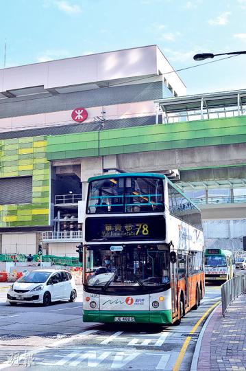 運輸署計劃南港島線通車後半年內陸續取消11條巴士路線,包括來往黃竹坑至華貴邨的78號新巴(圖)。南區區議會早前要求保留該線,獲運輸署接納,但若通車後該線客量過低,仍會被兩條新小巴線取代。(馮凱鍵攝) 運輸署計劃南港島線通車後半年內陸續取消11條巴士路線,包括來往黃竹坑至華貴邨的78號新巴(圖)。南區區議會早前要求保留該線,獲運輸署接納,但若通車後該線客量過低,仍會被兩條新小巴線取代。(馮凱鍵攝)