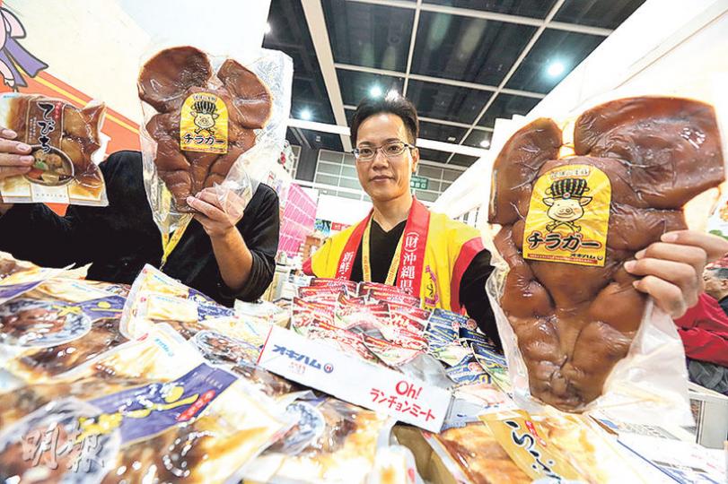 海外參展商對香港銷情信心十足,沖繩縣食肉輸出促進協議會負責人久銘次先生指出,今年第二次來港參展,豬腳及豬軟骨等較受港人歡迎,其入貨量比去年增加1倍,同時引入本港較少見的豬頭皮,預計今年營業額可達去年1.5至2倍。(李紹昌攝) 海外參展商對香港銷情信心十足,沖繩縣食肉輸出促進協議會負責人久銘次先生指出,今年第二次來港參展,豬腳及豬軟骨等較受港人歡迎,其入貨量比去年增加1倍,同時引入本港較少見的豬頭皮,預計今年營業額可達去年1.5至2倍。(李紹昌攝)