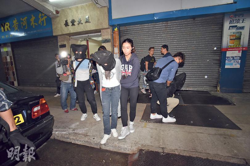 警方前晚展開「征服者」反毒品行動,於深水埗區破獲一個毒品分銷中心及3名男女,涉嫌販毒及藏有攻擊性武器罪名,全部被黑布蒙頭拘捕帶署。(蔡方山攝) 警方前晚展開「征服者」反毒品行動,於深水埗區破獲一個毒品分銷中心及3名男女,涉嫌販毒及藏有攻擊性武器罪名,全部被黑布蒙頭拘捕帶署。(蔡方山攝)