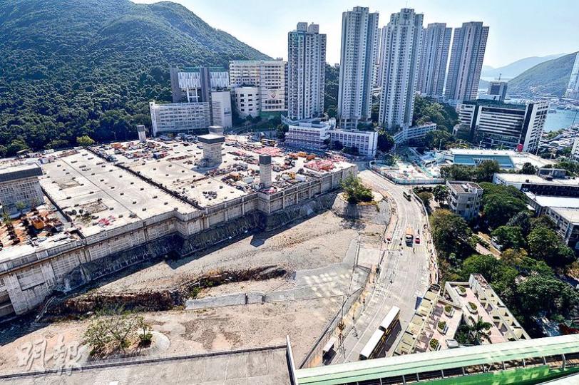 港鐵黃竹坑站上蓋(左)料可提供約4700個單位,可建樓面面積共約385萬方呎,發展規模達半個太古城,落成後有望成為港島龍頭屋苑之一。項目毗鄰南朗山道及居屋屋苑雅濤閣(右),附近建有多間國際學校。(馮凱鍵攝)潤記糧油店老闆譚民光認為店舖是父親的心血,故無意趁南港島線通車退休做「包租公」,甚或將店舖高價出售,「有氣有力,做到就做」。(馮凱鍵攝) 港鐵黃竹坑站上蓋(左)料可提供約4700個單位,可建樓面面積共約385萬方呎,發展規模達半個太古城,落成後有望成為港島龍頭屋苑之一。項目毗鄰南朗山道及居屋屋苑雅濤閣(右),附近建有多間國際學校。(馮凱鍵攝)潤記糧油店老闆譚民光認為店舖是父親的心血,故無意趁南港島線通車退休做「包租公」,甚或將店舖高價出售,「有氣有力,做到就做」。(馮凱鍵攝)