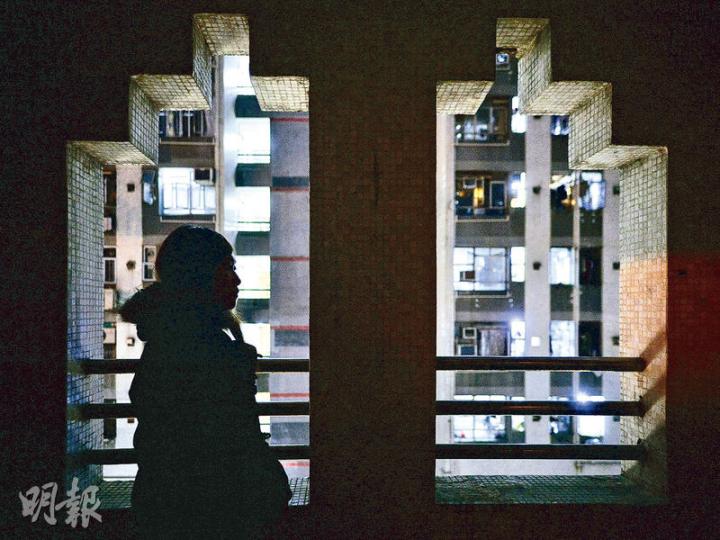 過去少不更事染上毒癮的阿怡(化名),現為小女兒重過新生活,但日返工15小時下生活仍捉襟見肘,她僅有的願望是可有餘錢為女兒購買維他命及營養品,讓她健康成長。(馮凱鍵攝) 過去少不更事染上毒癮的阿怡(化名),現為小女兒重過新生活,但日返工15小時下生活仍捉襟見肘,她僅有的願望是可有餘錢為女兒購買維他命及營養品,讓她健康成長。(馮凱鍵攝)