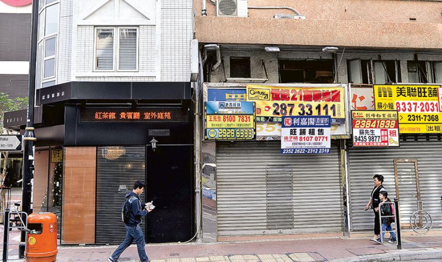 南港島線利東站A1出口接駁鴨脷洲大街,附近有多間店舖丟空待租,貼滿地產代理廣告。有鴨脷洲大街租戶表示,近年大街舖位平均加租一成甚至一倍,租戶無力負擔,無奈離場,導致不少吉舖,惟地產代理則解釋是業主要揀選優質租戶。(馮凱鍵攝) 南港島線利東站A1出口接駁鴨脷洲大街,附近有多間店舖丟空待租,貼滿地產代理廣告。有鴨脷洲大街租戶表示,近年大街舖位平均加租一成甚至一倍,租戶無力負擔,無奈離場,導致不少吉舖,惟地產代理則解釋是業主要揀選優質租戶。(馮凱鍵攝)